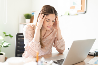 Cuando una persona experimenta estrés, el cuerpo produce hormonas como el cortisol, que pueden contribuir a la liberación de glucosa y ácidos grasos en la sangre.