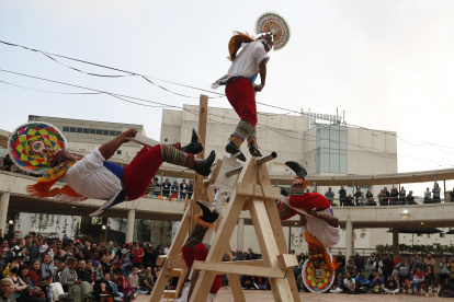 Integrantes del grupo mexicano Voladores de Papantla realizan un ritual de culto al sol este miércoles, en Bogotá (Colombia).
