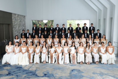 Los recién graduados posan para la foto oficial.