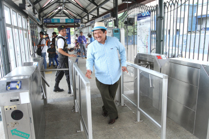 Aladino en una estación de la Metrovía.