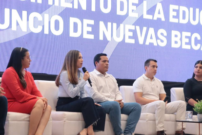 La titular de la Senescyt, Ana Changuín (hablando) y el presidente Daniel Noboa (derecha), durante un conversatorio con estudiantes universitarios en Machala.