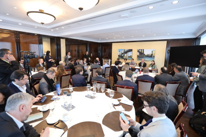 En Nueva York, el presidente 
@DanielNoboaOk
 junto con la canciller 
@gabisommerfeld
 y el ministro 
@JuanCVegaEC
 dialogaron con inversionistas de Wall Street sobre el fortalecimiento de los lazos con EE.UU.