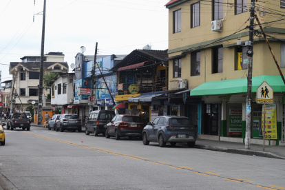 Sectores. La avenida José María Roura conecta Sauces 2 con Sauces 7 y acoge restaurantes y otros locales.