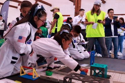 Categoría VEX 123. Los niños de entre cinco y siete años compitieron el jueves. Debían programar sus robots en vivo, frente al público y a sus padres.