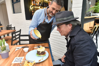 Bistró Gardens tiene el encanto del negocio familiar. En la foto Juan Pablo Falconi y Santiago Estrella.