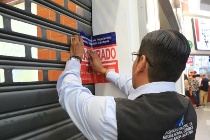 Clausura. En meses recientes se han conocido varios casos en los que se observan alimentos que son manipulados de forma poco higiénica.