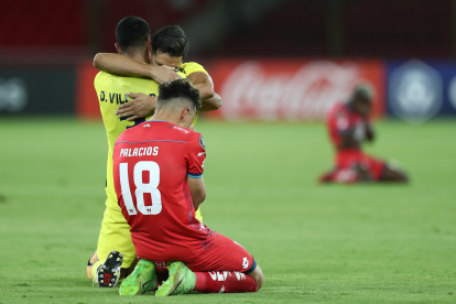 AMDEP7579. QUITO (ECUADOR), 29/02/2024.- Jugadores de Trinidense celebran junto a Byron Palacios de El Nacionalal final de un partido de la segunda fase de la Copa Libertadores ante El Nacional este jueves, en el estadio Rodrigo Paz Delgado en Quito (Ecuador). EFE/ José Jácome