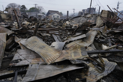 Vista de los restos quemados de estructuras de edificios y vehículos tras un terremoto en Wajima, prefectura de Ishikawa, Japón.