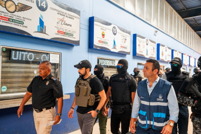 Funcionarios municipales durante la inspección.