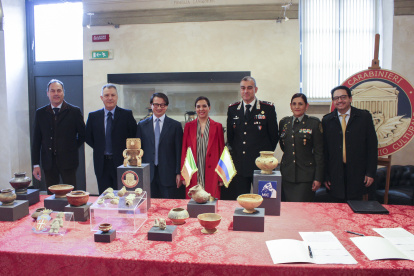 ROMA, 02/03/2024.-  Italia ha entregado a Colombia 24 objetos arqueológicos, así como una importante escultura de terracota, todos de arte precolombino y de valor incalculable, que fueron recuperados gracias a dos investigaciones policiales llevadas a cabo en Florencia y Turín (norte), informó hoy las autoridades italianas. El hallazgo fue obra de los carabineros (policía militarizada) de Tutela del Patrimonio Cultural (TPC) de ambas ciudades, que identificaron los objetos en el transcurso de investigaciones destinadas a combatir el tráfico ilícito de bienes culturales y gracias también a la cooperación brindada por la Embajada de Colombia en Italia. EFE/Comando de Tutela del Patrimonio Cultural de los Carabineros (policía militarizada) -SOLO USO EDITORIAL/SOLO DISPONIBLE PARA ILUSTRAR LA NOTICIA QUE ACOMPAÑA (CRÉDITO OBLIGATORIO)-