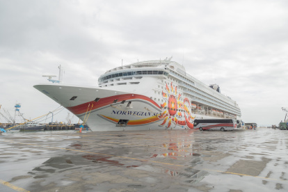 Turismo.- El crucero  Norwegian Sun en el puerto de Manta.