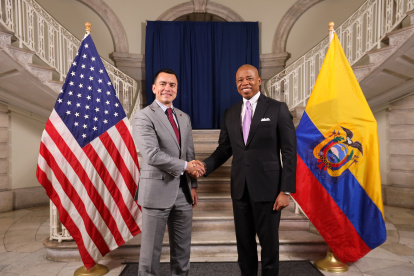 El presidente de la República, Daniel Noboa, y el alcalde de Nueva York, Eric Adams, durante una reunión en esa ciudad de Estados Unidos.