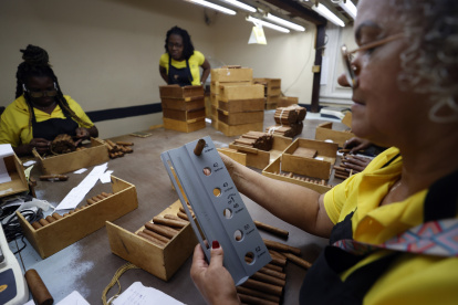 HAB01. LA HABANA (CUBA), 02/03/2024.- Trabajadores de la Fábrica de Tabacos Cohiba realizan sus labores este jueves en La Habana (Cuba). La marca de tabacos Cohiba hace parte de la empresa hispano-cubana Habanos SA, que en el reciente Festival del Habano presentó sus resultados de operación del año 2023, con un aumento del 31 % en ingresos. EFE/ Ernesto Mastrascusa