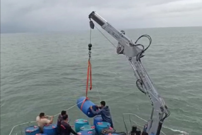 Control.- La Armada de Ecuador saca tanques con 55 galones de combustible cerca de la costa de Esmeraldas.