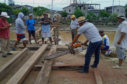 Habitantes de la comuna Libertador Bolívar construyeron dos puentes de madera.