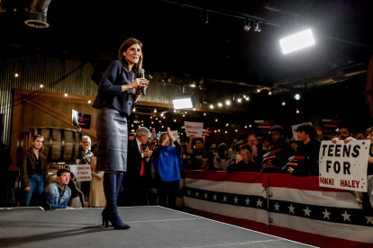 Charlotte (United States), 02/03/2024.- Republican US presidential candidate Nikki Haley participates in a campaign event at Norfolk Hall at Suffolk Punch, in Charlotte, North Carolina, USA, 01 March 2024. Haley, the former South Carolina governor, is running against former US President Donald Trump ahead of the "Super Tuesday" Republican primaries 05 March 2024. EFE/EPA/ERIK S. LESSER
