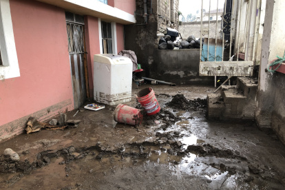 El agua ingresó a las viviendas y causó daños en los enseres, aún se puede observar lodo en estos lugares.