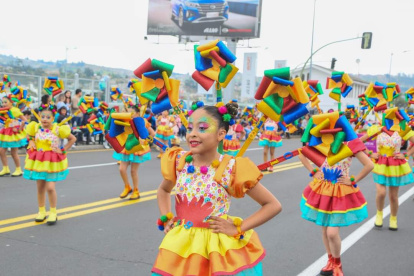 Los niños fueron los protagonistas de abrir el telón de la FFF en Ambato.