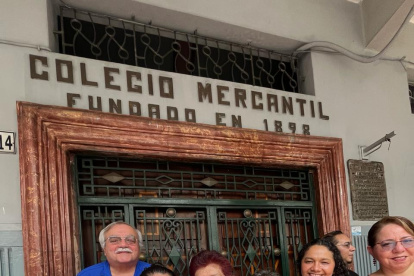 1. Reencuentro. Las excompañeras se emocionaban al volver a verse después de varios años. Se abrazaban, contaban anécdotas y reían.