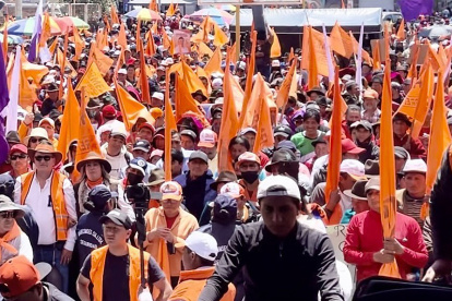 Política.- Un grupo de ciudadanos participan en un mitin político.