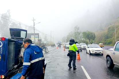 Un auto perdió pista y se estrelló contra un poste de alumbrado público