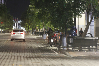 Bulevar 9 de Octubre. Eran la 01:00 y en la 9 de Octubre se observaban carros, motocicletas y personas que circulaban por la calle. Algunas familias hasta duermen en los portales de los inmuebles.