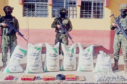 Muestra. Algunos de los elementos fueron abandonados cuando se acercaron los uniformados a la zona.