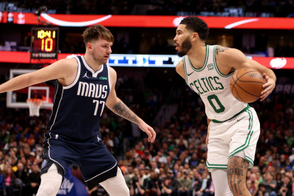 Doncic (i) y Jayson Tatum protagonizaron uno de los duelos más intensos de la jornada.