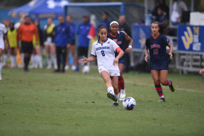 Jugó becada en Estados Unidos donde terminó sus estudios de ingeniería con especialización en mecánica de la universidad de Bakersfield, en California.
