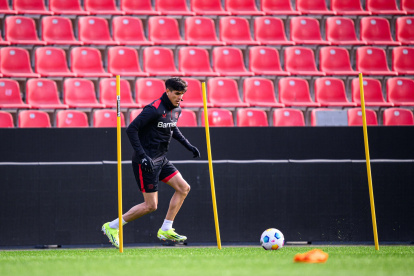 Piero Hincapié volvería a la titularidad en el próximo partido de Leverkusen