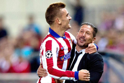 Antoine Griezmann (i) aún no estaría a disposición del técnico Diego Simeone