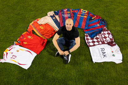 Andrés Iniesta (Fuentealbilla, 1984) jugó su partido mil como profesional, lo que le convierte en "un privilegiado", según dijo tras enfrentarse con el Emirates FC al Ajman, en la UAE Proleague. "Alcanzar esta cifra supone algo muy especial para mí. Cuando jugaba en la pista de Fuentealbilla o en el Albacete, mi sueño era ser futbolista, pero nunca pude imaginar que podría disfrutar de una carrera tan larga y tan bonita", aseguró el centrocampista en unas declaraciones ofrecidas por NSN (Never Say Never), la agencia del jugador. EFE/NSN -SOLO USO EDITORIAL/SOLO DISPONIBLE PARA ILUSTRAR LA NOTICIA QUE ACOMPAÑA (CRÉDITO OBLIGATORIO)-
