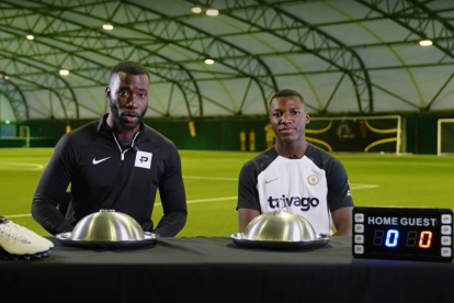 El youtuber Harry Pinero y el volante tricolor Moisés Caicedo durante el programa On a plate.