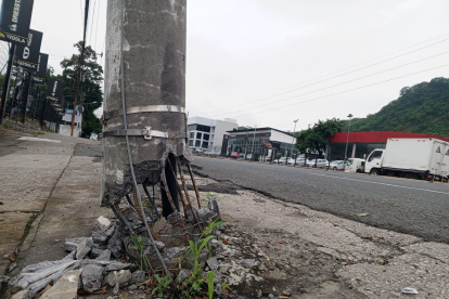 Panorama. El poste genera peligro a los transeúntes y conductores.