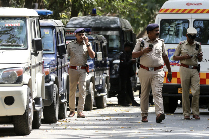 Bangalore (India), 02/03/2024.- Indian police personnel walk past their vehicles after being deployed along with National Security Guard (NSG) federal contingency deployment force teams at the site of a bomb blast at a hotel in Bangalore, India, 02 March 2024. At least nine people were injured after a low-intensity bomb blast occurred during lunch hour at the Rameshwaram Cafe on 01 March, according to Karnataka State Police Chief Alok Mohan. An investigation is underway. EFE/EPA/JAGADEESH NV