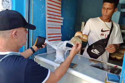 ACOMPAÑA CRÓNICA: CUBA ALIMENTOS AME4910. LA HABANA (CUBA), 03/03/2024.- Un hombre compra pan, el 26 de febrero de 2024, en La Habana (Cuba). Los cubanos ven con preocupación el anuncio del Gobierno de la isla, que advirtió la semana pasada que no podrá garantizar hasta finales de marzo el pan subvencionado de la canasta básica por desabastecimiento de harina de trigo. EFE/ Ernesto Mastrascusa