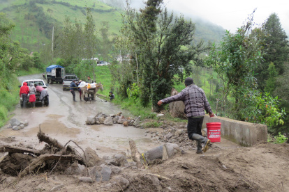 Las fuertes lluvias han provocado derrumbes que han obstruido las vías y tienen incomunicadas varias localidades.
