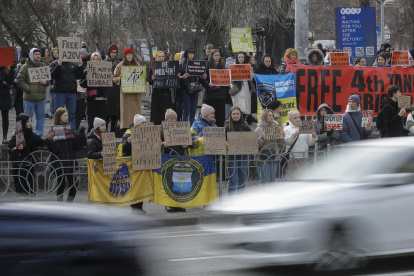 Kyiv (Ukraine), 03/03/2024.- Ukrainians attend a rally calling for authorities to return their relatives from Russian captivity, in downtown Kyiv, Ukraine, 03 March 2024, amid the Russian invasion. Russian troops entered Ukrainian territory on 24 February 2022, starting a conflict that has provoked destruction and a humanitarian crisis (Rusia, Ucrania, Kiev) EFE/EPA/SERGEY DOLZHENKO