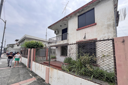 1. Descuido. En la calle Limber y Rosa Borja de Ycaza, las paredes de la vivienda esquinera están llenas de moho por la humedad. Y sus rejas, oxidadas y corroídas. 2. Deterioro. Los materiales de madera de la Casa Borja de Ycaza tienen agujeros y algunos se han desprendido. En la pared lateral del cerramiento hay manchas, por el alcantarillado de sector.