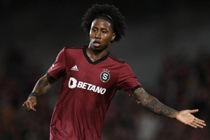 Angelo Preciado recibió la tarjeta roja en el partido Slavia Praga