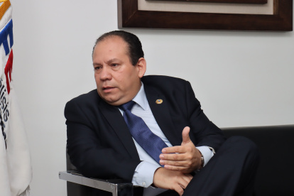 Es economista. Tiene más de 20 años de experiencia en el ámbito tributario y de prevención de lavado de activos.