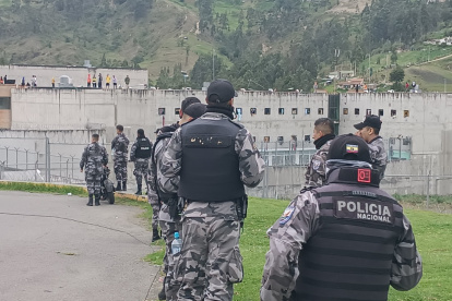 Personal policial resguardando la cárcel de Turi.
