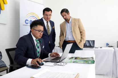 Javier Orti, dirigente del partido Avanza, en el trámite de inscripción para la campaña.