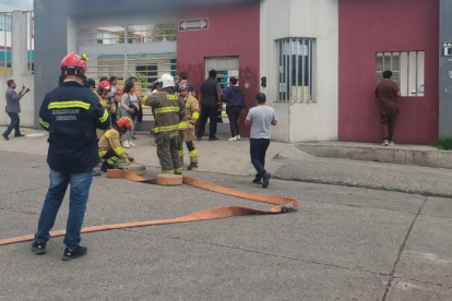 Personal del Cuerpo de Bomberos en los exteriores de la institución educativa.