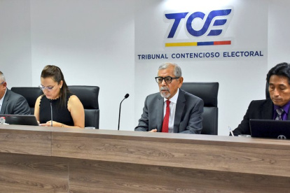 El juez Joaquín Viteri estuvo al frente de la diligencia en el Tribunal Contencioso Electoroal.