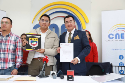 El presidente de la Unión Nacional de Educadores (UNE) en la presentación del formulario.
