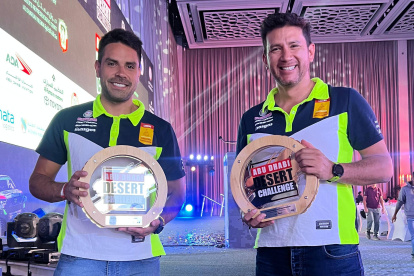 Fernando Acosta y Sebastián Guayasamín (d) con los premios obtenidos en el Abu Dhabi Desert Challenge.