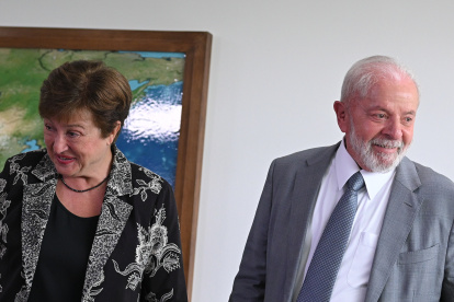 El presidente de Brasil, Luiz Inácio Lula da Silva (i), recibe este lunes a la directora general del Fondo Monetario Internacional (FMI), Kristalina Georgieva, en Brasilia.