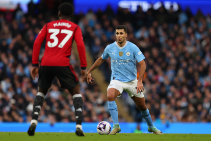 Manchester (United Kingdom), 03/03/2024.- Rodri (R) of Manchester City in action during the English Premier League match between Manchester City and Manchester United, in Manchester, Britain, 03 March 2024. (Reino Unido) EFE/EPA/ASH ALLEN EDITORIAL USE ONLY. No use with unauthorized audio, video, data, fixture lists, club/league logos, "live" services or NFTs. Online in-match use limited to 120 images, no video emulation. No use in betting, games or single club/league/player publications.