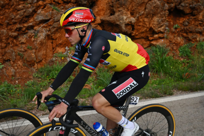 Remco Evenepoel es uno de los favoritos tanto de la París  Niza como del Tour 2024.